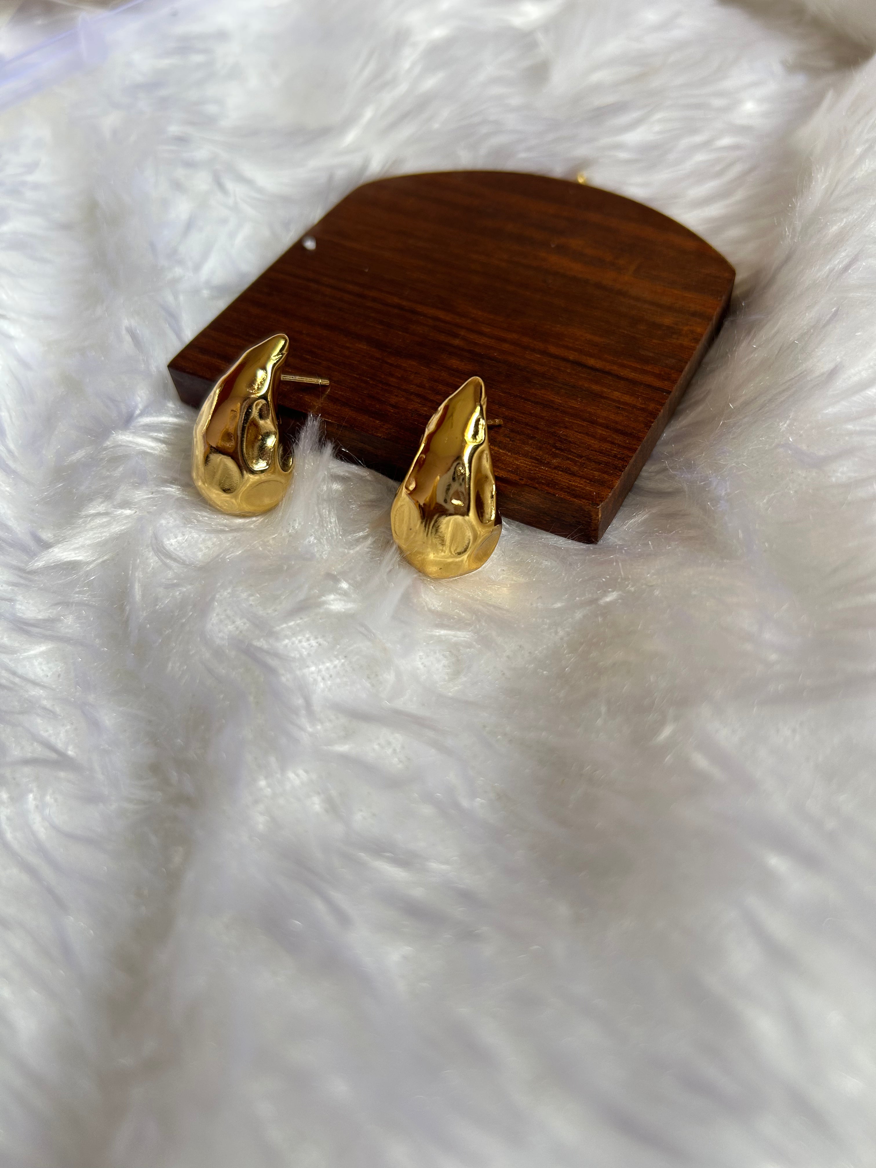 Manmohak Anti Tarnish Golden Stud Earrings